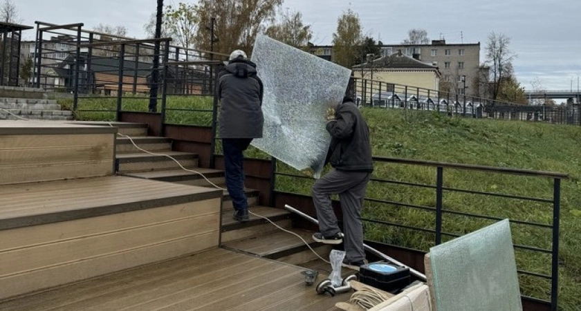 Фото к статье: В Ржеве вандалы расколотили стекла на смотровой площадке в парке