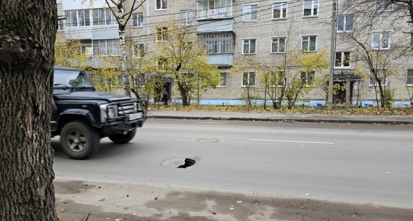 Фото к статье: В Кимрах жителей предупредили о лопнувшем посреди дороги люке