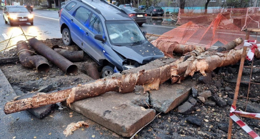 Фото к статье: В Твери машина провалилась в яму, разрытую коммунальщиками