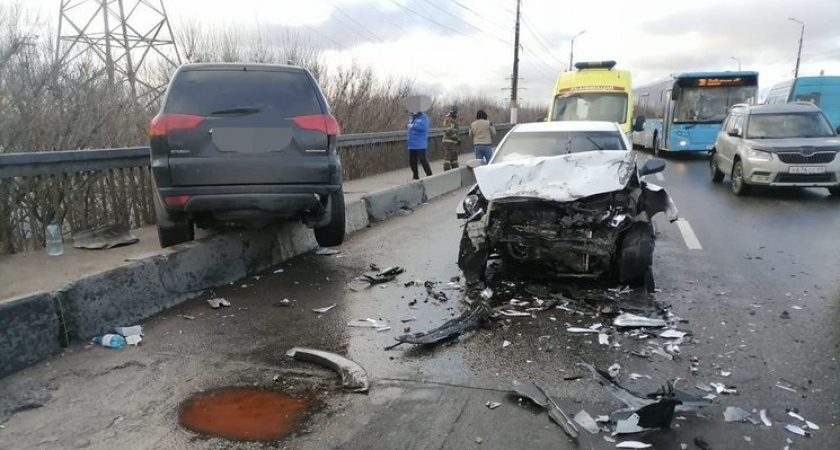 В Твери иномарка чуть не вылетела с моста в результате ДТП