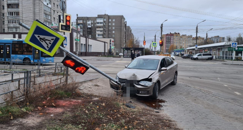 В Твери пьяная женщина снесла светофор и получила два штрафа