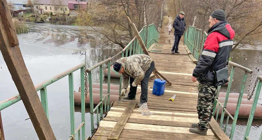 Фото к статье: "Как водитель смог": в Тверской области устранили последствия неудачного проезда по пешеходному мосту