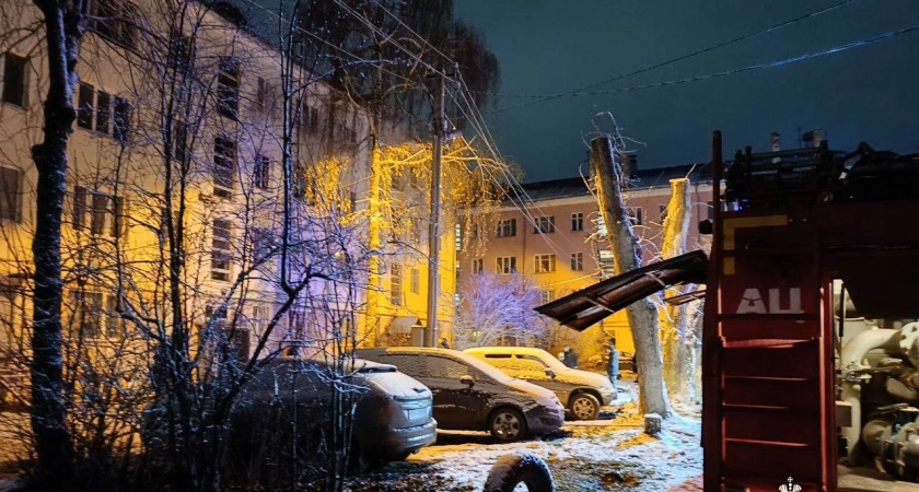 Фото к статье: Огнеборцам в Тверской области пришлось эвакуировать жильцов из дома во время пожара