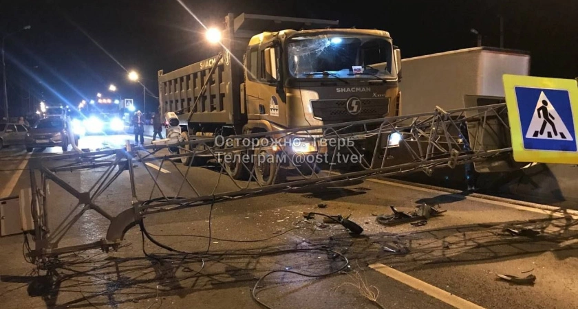 Фото к статье: Металлическая конструкция со светофором упала на трассу М-10 под Тверью: два легковых автомобиля и грузовик пострадали
