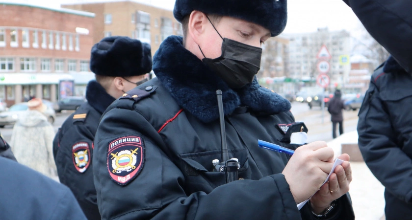 Фото к статье: Тверской детектив: злоумышленник разгромил иномарку местной жительницы