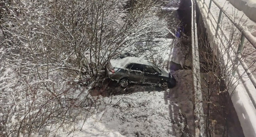 Фото к статье: В Тверской области легковушка рухнула с дороги под мост: чудом обошлось без жертв