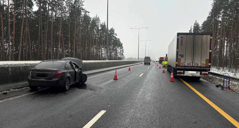 Роковая ошибка едва не стоила жизни: в Тверской области женщина врезалась в КамАЗ