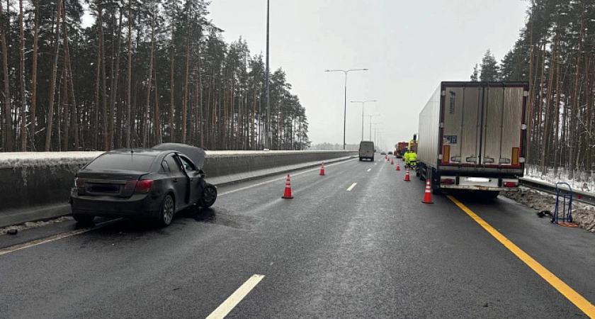 Фото к статье: Роковая ошибка едва не стоила жизни: в Тверской области женщина врезалась в КамАЗ