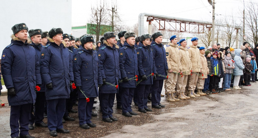 В Торжке увековечили память Героя России Алексея Тарасова: состоялось открытие мемориальной доски