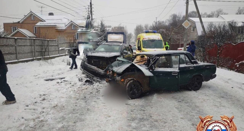 Фото к статье: Ничто не предвещало: в Твери ВАЗ протаранил Kia на встречной полосе