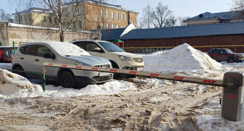 Жесткое правило вступает в силу: с января по 1500 рублей в день для водителей, чьи машины стоят во дворах