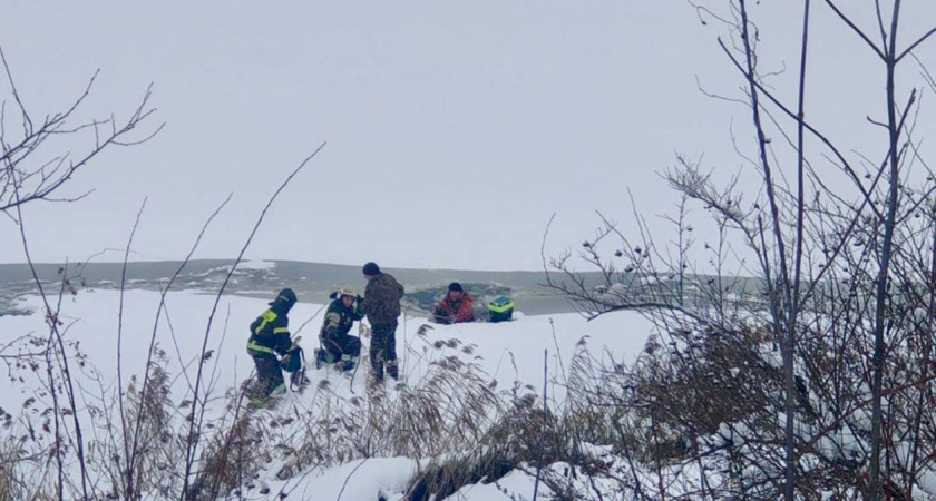 В тверском МЧС показали кадры спасения рыбака, провалившегося под лед (видео)