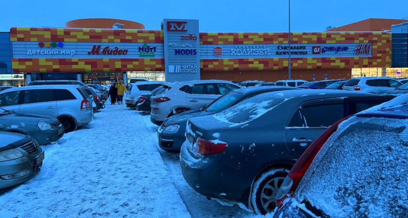 Жесткое правило вступило в силу: с 1 января по 1500 рублей в сутки для собственников машин, которые стоят во дворе