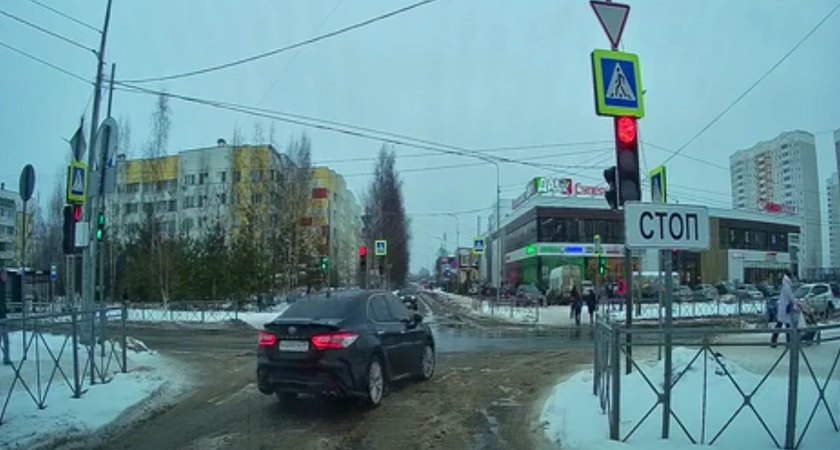 Фото к статье: Водителя, проехавшего на "красный" в Твери, нашли по видеозаписи: нашлось еще нарушение