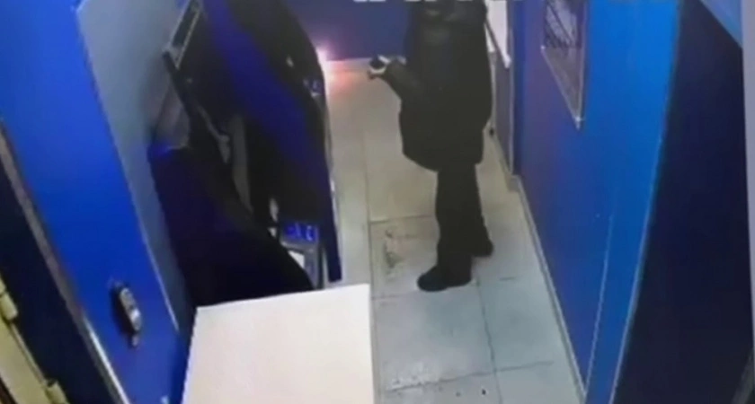 Фото к статье: В Тверской области задержан пенсионер за попытку поджога банкомата
