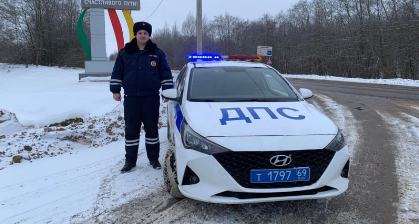 Фото к статье: В Тверской области госавтоинспектор помог пострадавшим в ДТП с перевернувшимся автомобилем