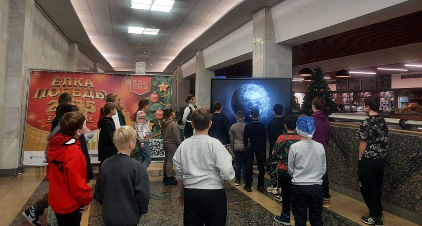 Фото к статье: Дети из Тверской области приняли участие в новогоднем квесте «Елка Победы» в Москве