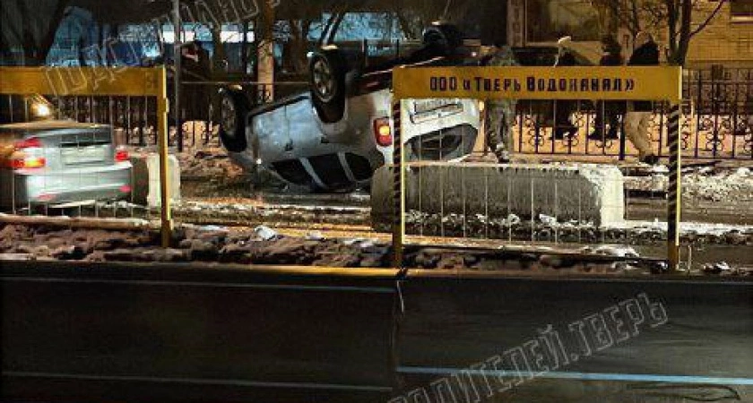 Фото к статье: На проспекте Победы в Твери перевернулся Renault Duster