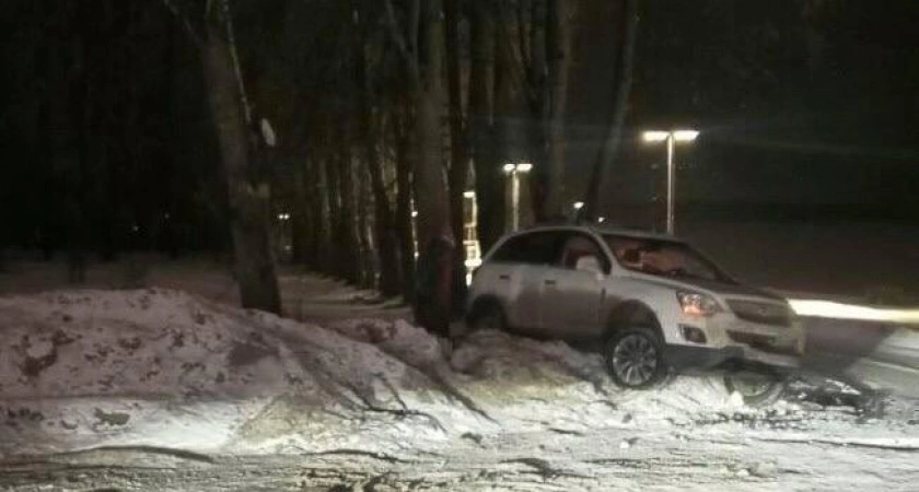 Фото к статье: В Тверской области молодой водитель Kia врезался в припаркованный Opel: один человек пострадал