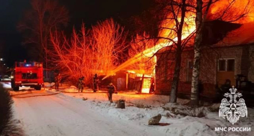 Фото к статье: Тверские пожарные спасли двоих человек из огня: что известно