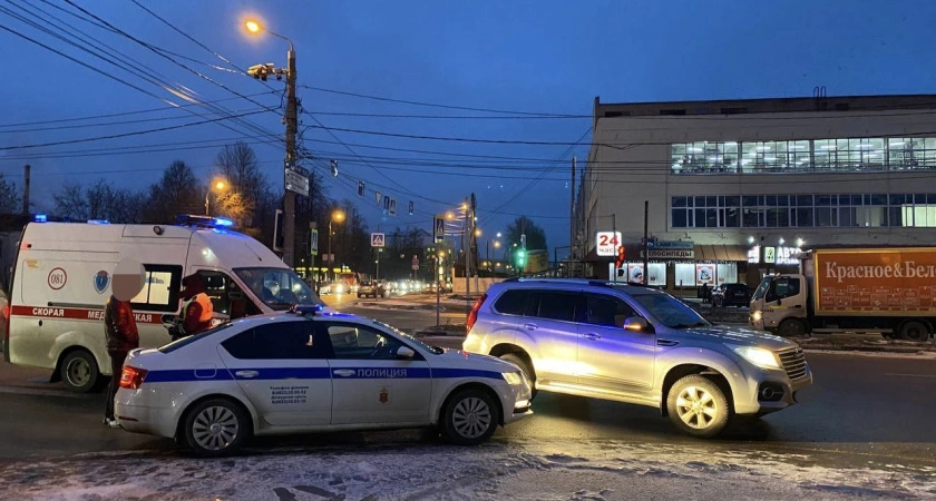 Фото к статье: В Твери молодой мужчина попал под колеса автомобиля на пешеходном переходе