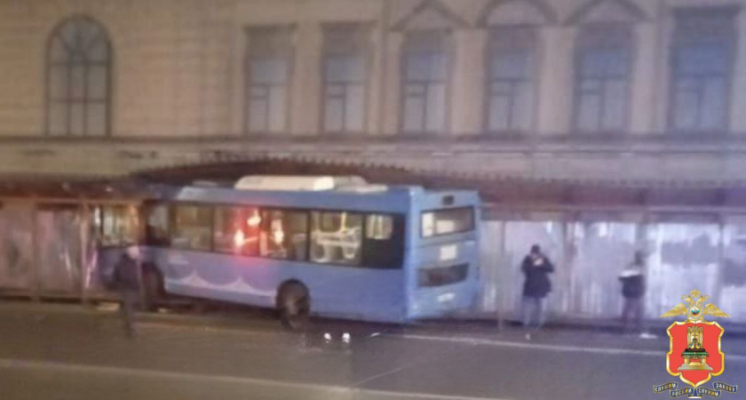 В Твери водителю городского автобуса стало плохо за рулем: что известно о пострадавших