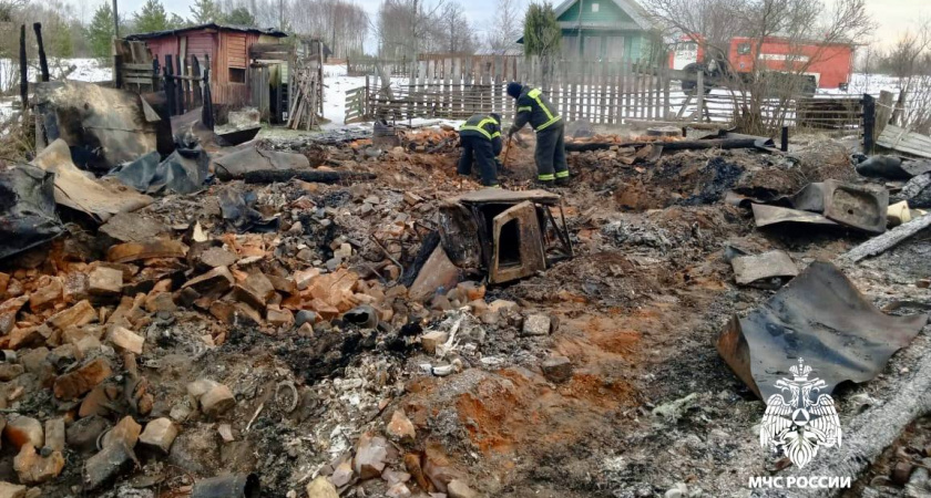 Еще одна трагедия при пожаре: в Тверской области на месте сгоревшего дома обнаружили страшную находку