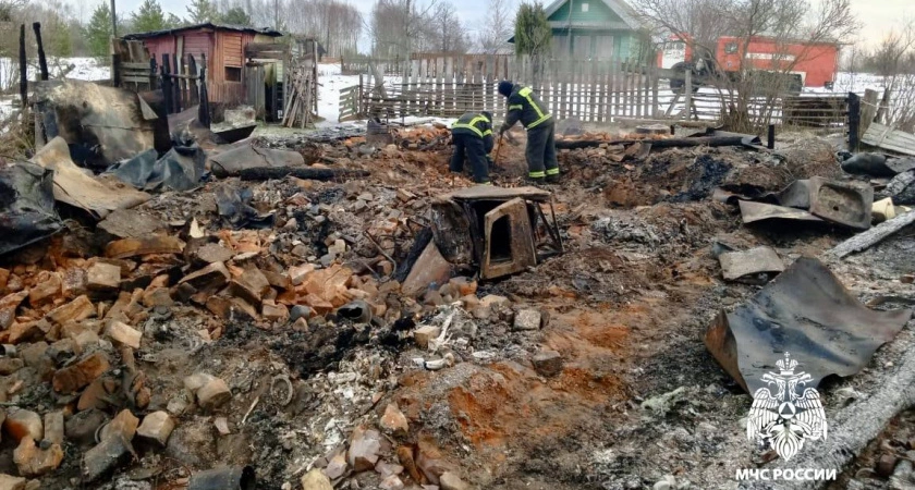 Фото к статье: Еще одна трагедия при пожаре: в Тверской области на месте сгоревшего дома обнаружили страшную находку