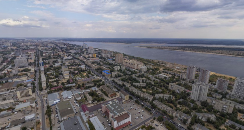 В каком городе самый длинный мост через Волгу?