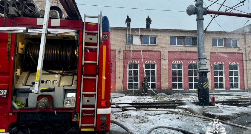 Фото к статье: В Твери огнеборцы ликвидировали возгорание в ремонтном депо