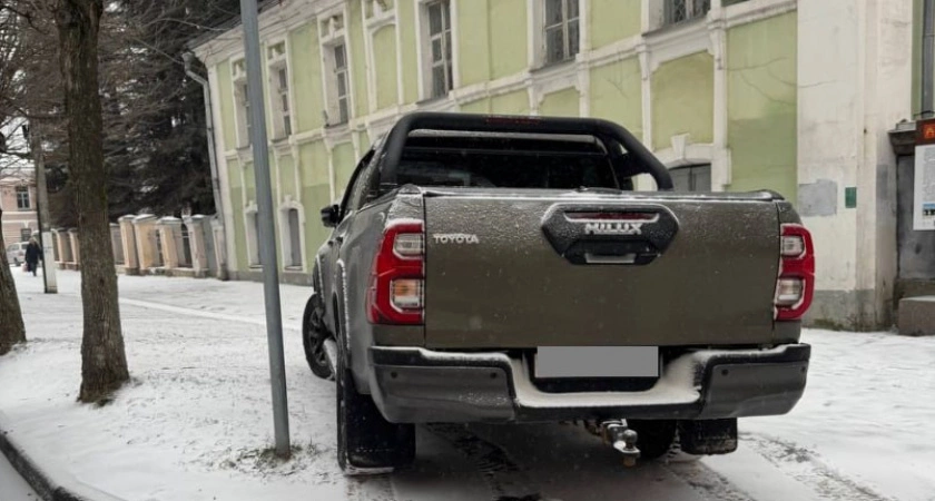 Фото к статье: В Твери водителя Toyota Hilux оштрафовали за парковку на тротуаре: инспекторы нашли нарушителя по фото