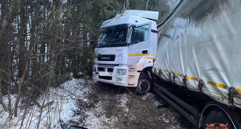 В Тверской области КамАЗ с полуприцепом съехал в кювет: водитель госпитализирован