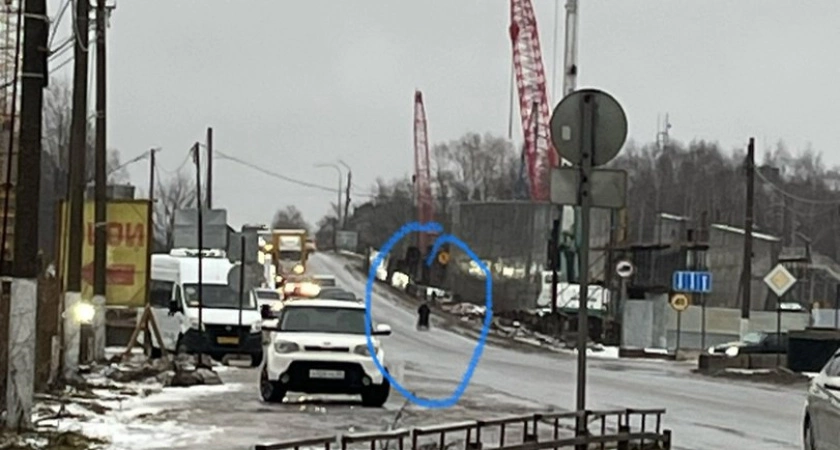 Фото к статье: В Твери мужчина в инвалидном кресле проехал по Горбатому мосту на высокой скорости