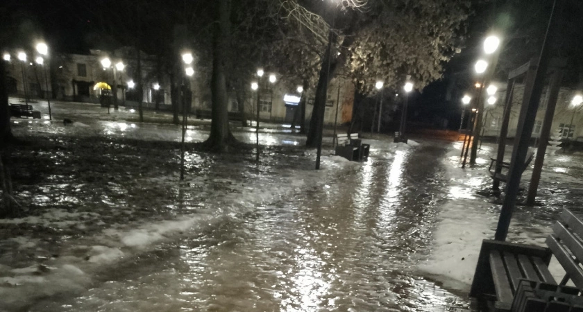 Фото к статье: Лёд на пешеходных переходах в парке Кирова возмутил жителей Торжка