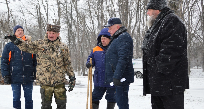 Фото к статье: Тверичан ничто не остановит: в городе главную крещенскую купель установили на 25 сваях