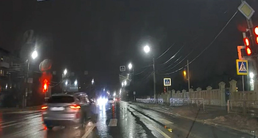 Фото к статье: В Твери возле школы два автомобиля спокойно проехали на красный свет (видео)