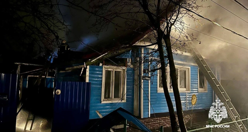 Фото к статье: Огонь в гараже уничтожил дом в Твери