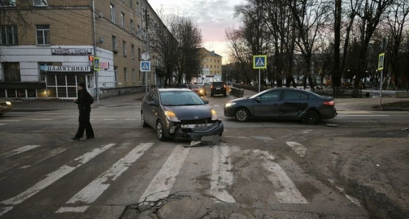 Фото к статье: После ДТП в Твери пассажирку иномарки увезли в больницу