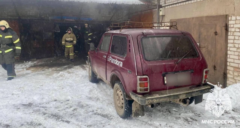 Фото к статье: Огнеборцы спасли автомобиль из горящего гаража в Тверской области