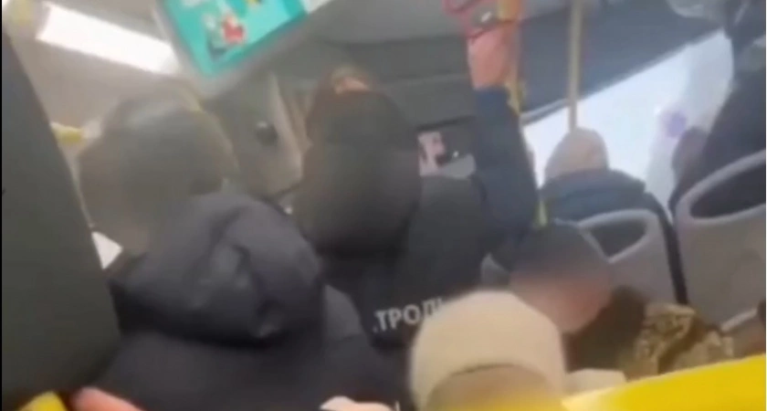 Фото к статье: В Твери пассажирка без билета ударила контролёра в автобусе №15
