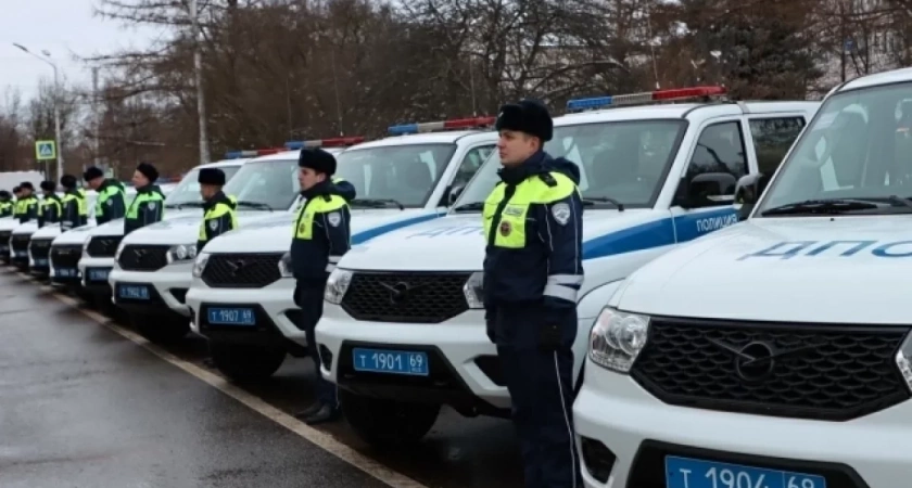Фото к статье: В Твери сотрудники ДПС получили новые автомобили, а полиция подвела итоги года