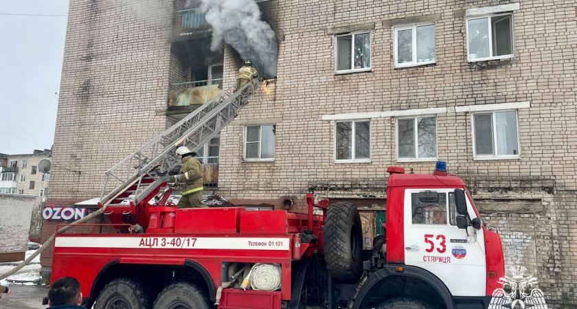 2 спасли, 15 эвакуировали: в Старице на пожаре МЧС снова проявили чудеса героизма