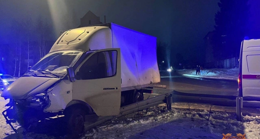 Фото к статье: Тормоза придумали трусы? Фургон протаранил металлическое ограждение в Ржеве