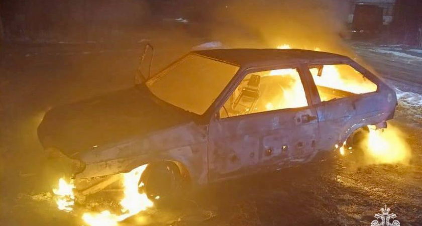 В Кимрском районе Тверской области ночью сгорел автомобиль ВАЗ-2108