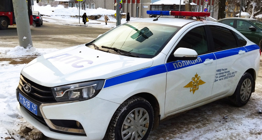 С 1 февраля водителей начнут лишать прав за эти наклейки на авто: неприятный сюрприз