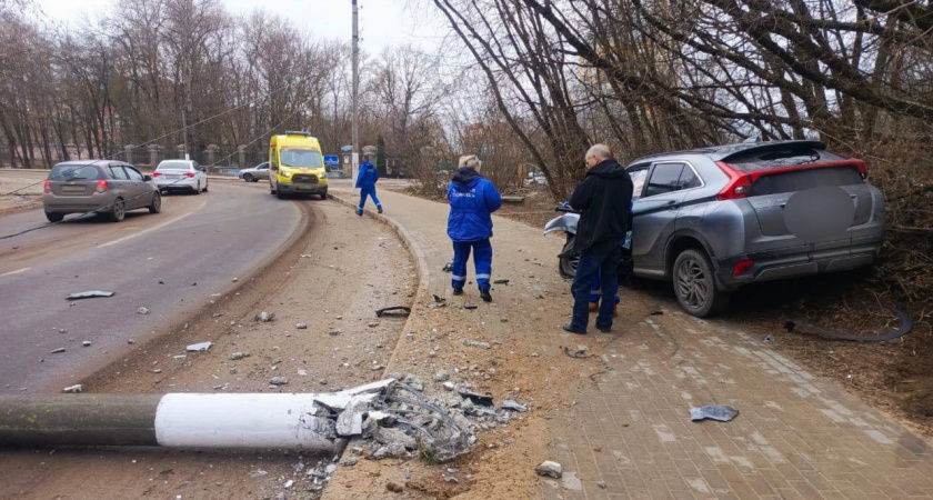 В Твери легковой автомобиль снес столб у дороги: что известно о пострадавших