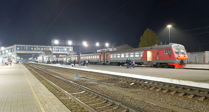 Фото к статье: Трагедия на рельсах в Твери: скорый поезд насмерть сбил женщину, личность устанавливается