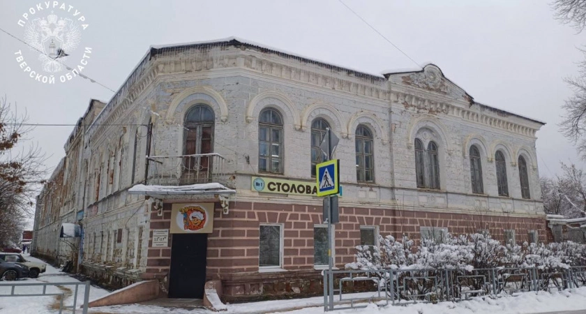 Фото к статье: В Тверской области наказали владельца исторического здания за пренебрежение наследием