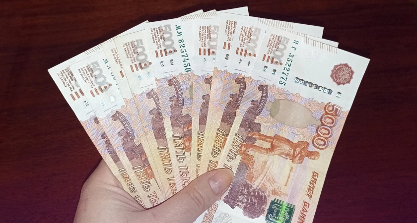 Фото к статье: Для всех, кто хранит дома бумажные купюры 5 000 рублей - важное изменение в середине февраля