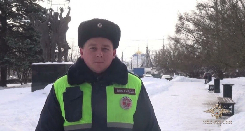 Фото к статье: Тверской "довольный гаишник" покорил сердца горожан: что о нем известно